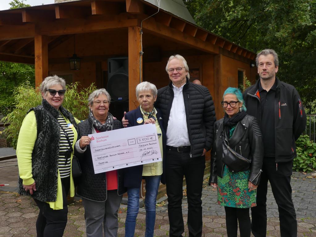 Die Spendenübergabe an die Gesellschaft Bochum-Donezk e.V. mit gemeinsam mit dem Tierpark